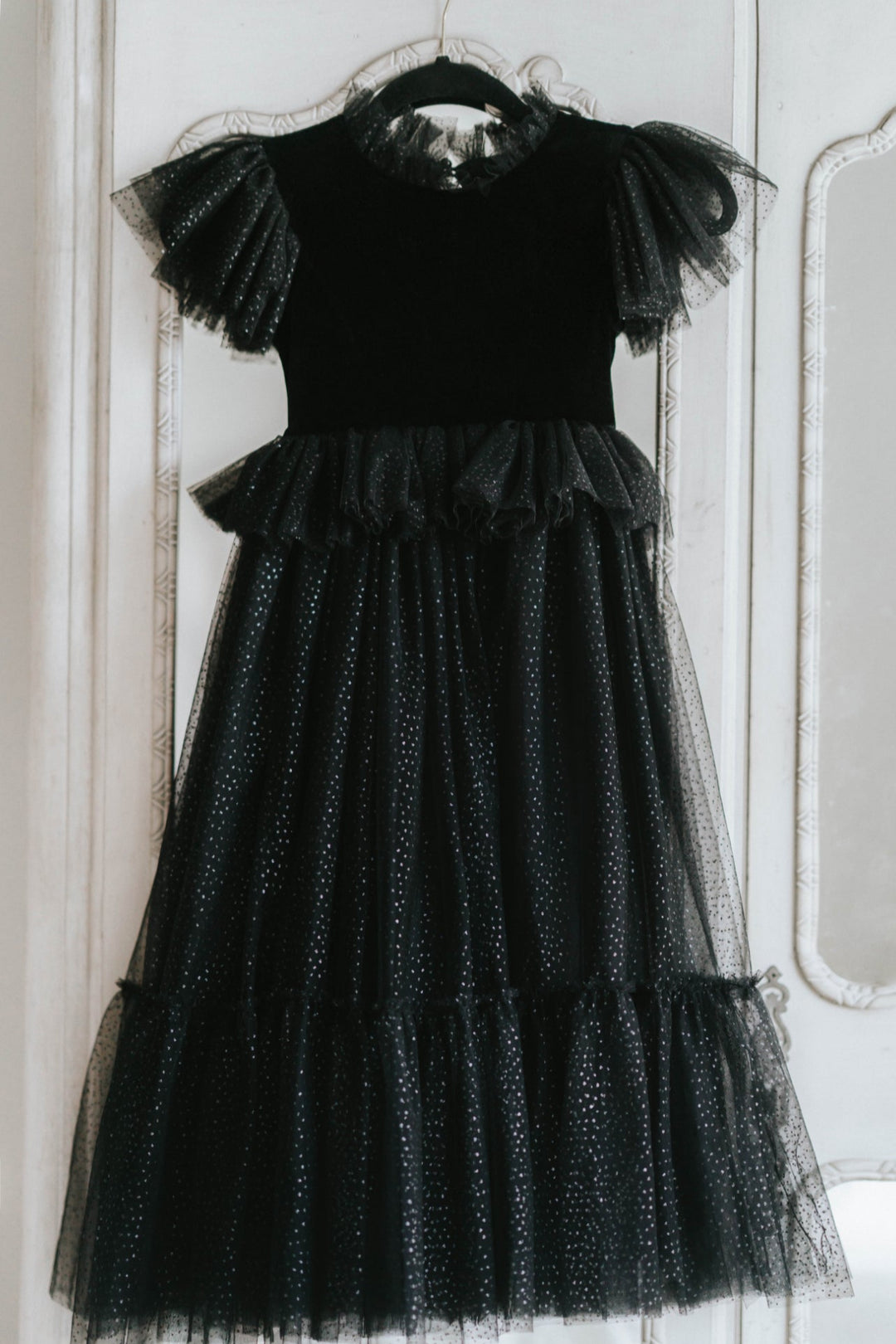 Front-hanging black velvet dress with puff sleeves and peplum ruffle