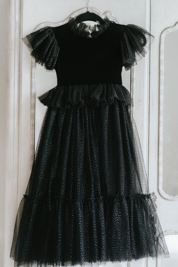 Front-hanging black velvet dress with puff sleeves and peplum ruffle
