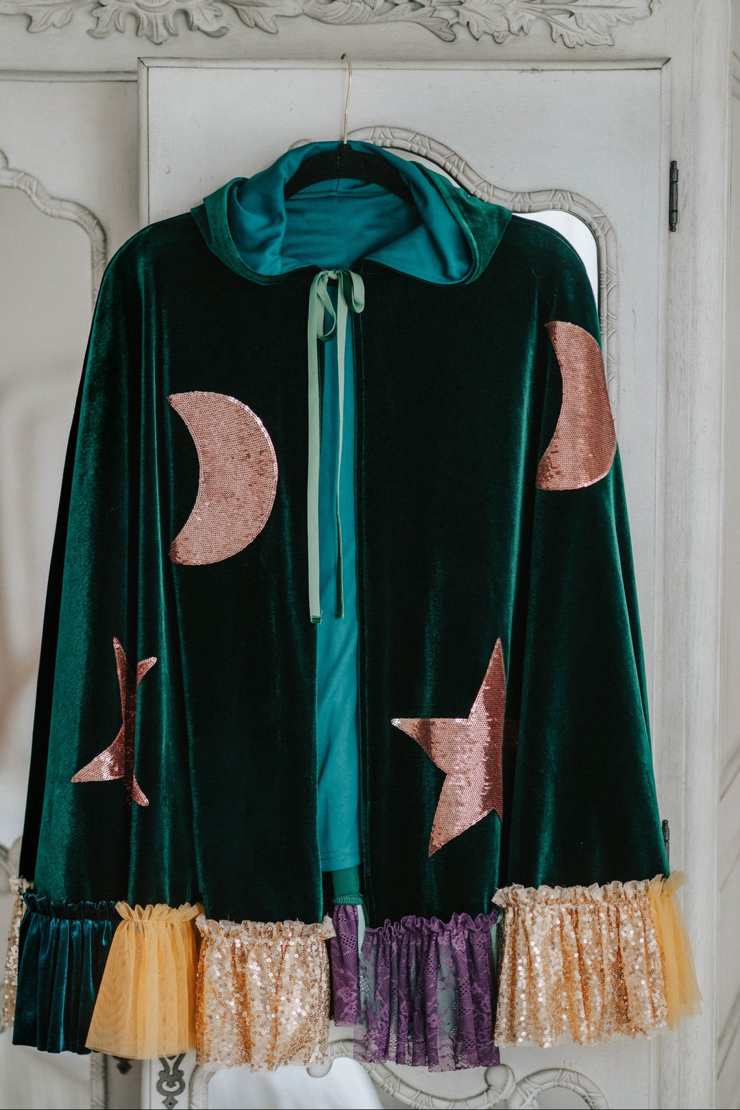 Flat lay front view of green velvet Hocus Pocus winifred sanderson inspired witch costume cape.