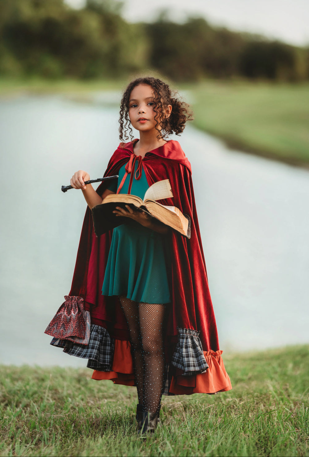 Hocus Pocus Mary Sanderson red witch cape for kids Halloween costume
