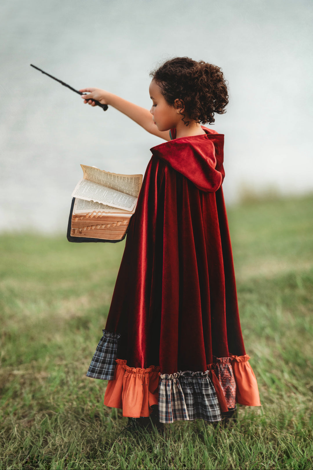 Child pointing in Hocus Pocus witch costume – Mary Sanderson inspired red cape