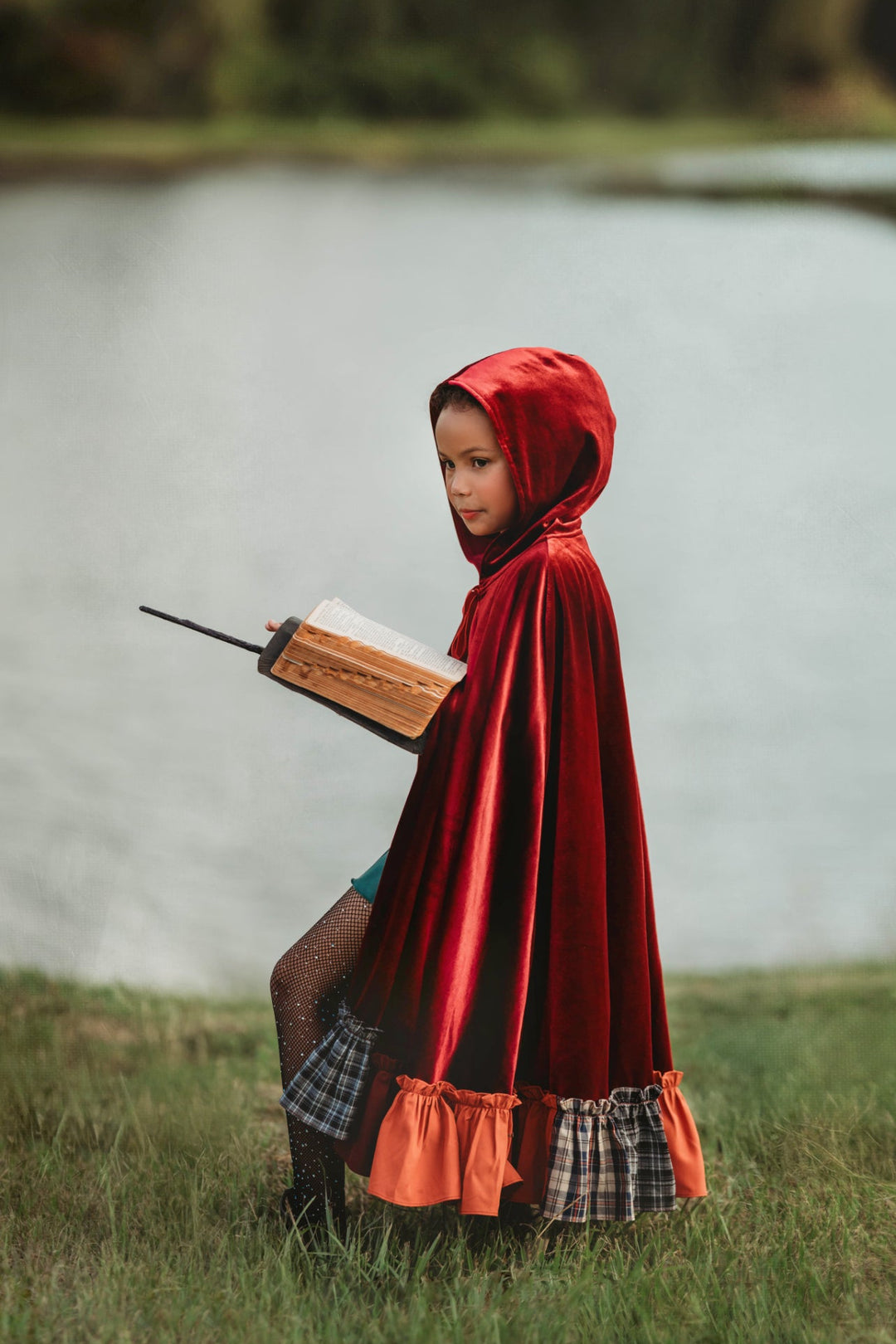 Red velvet witch costume cape – Mary Sanderson Hocus Pocus Halloween style